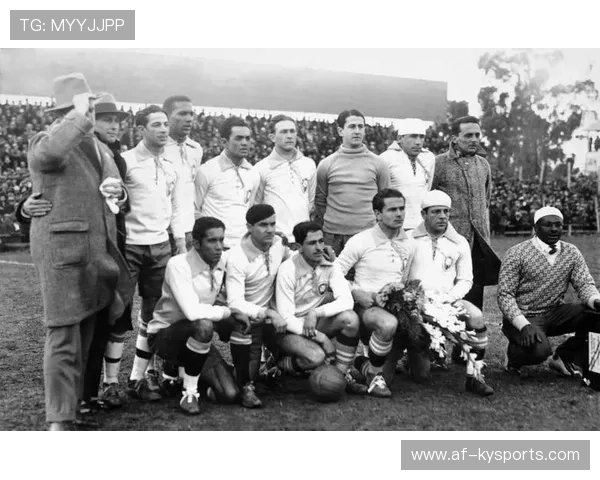 1930年首届世界杯：乌拉圭夺冠，足球全球化起点，第一届世界杯足球于1930年在巴西的里约热内卢举办